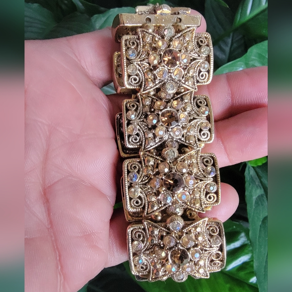 Elegant Gold Tone Stretch Bracelet with Crystal Accents - Picture 4 of 8